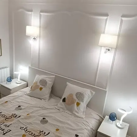 Aramis Colibri 72m2, Lit King-size, Baignoire Duo Non Professionnel * Paříž